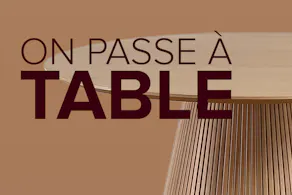 Table ronde en bois avec le slogan home24 : On passe à table.