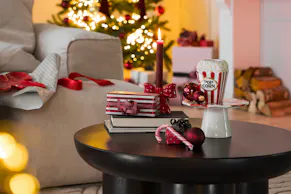 Schwarzer Couchtisch im Chunky-Design als Kontrast zum hellbeigen Big-Sofa, beide in angesagter organischer Möbelform.