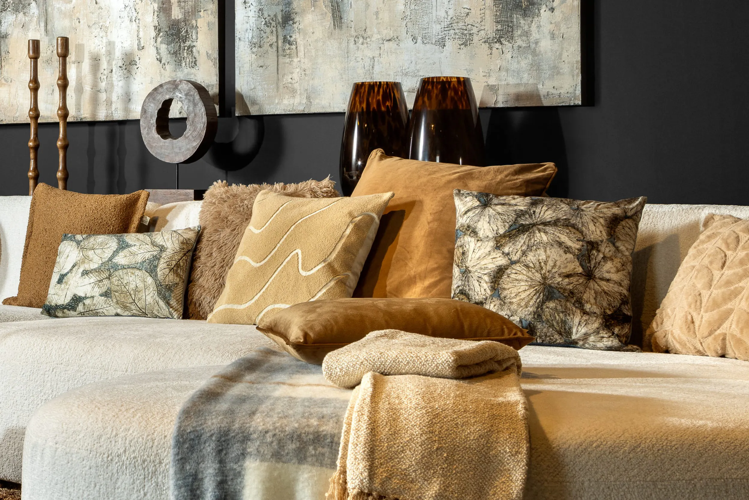 Couch mit Decken und Kissen in erdigen Tönen