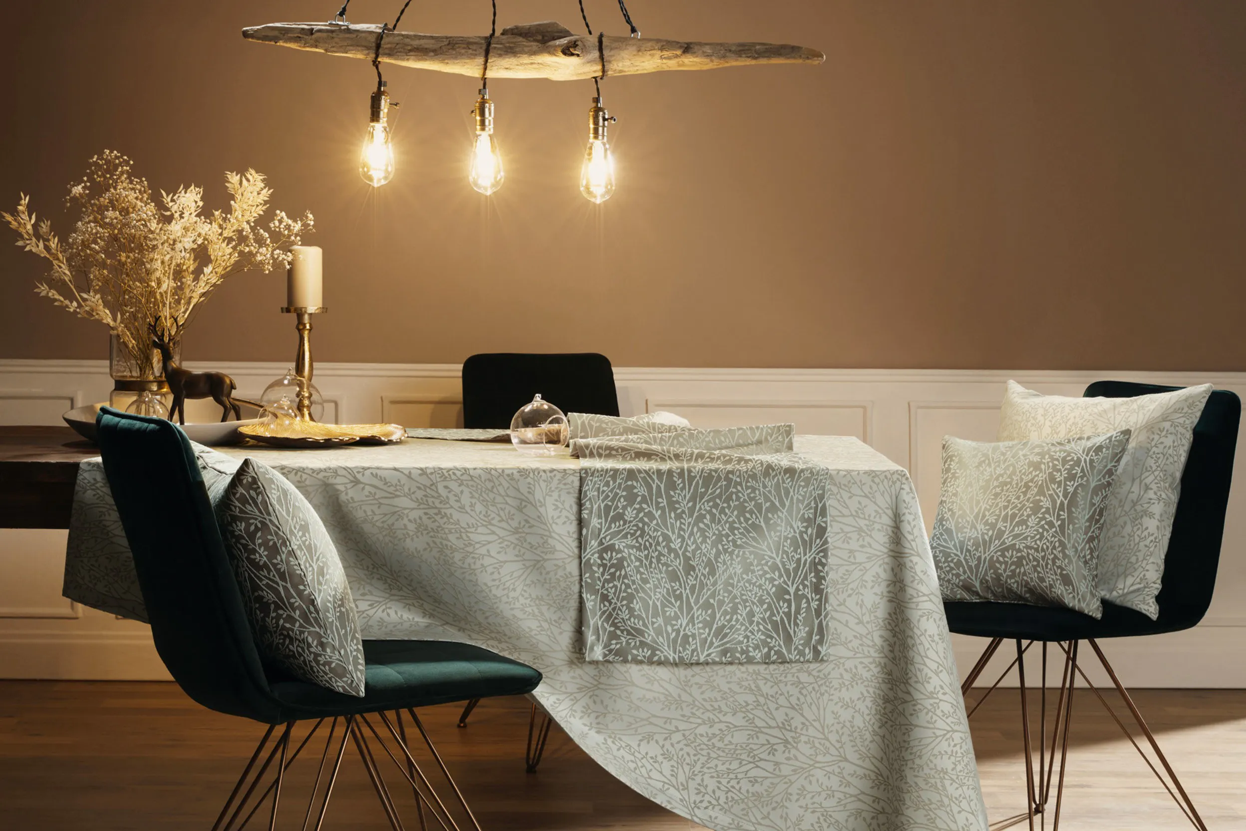 Winterliche Tischdeko mit Läufer, Hirschfigur, Kerzenständer und Trockenblumen