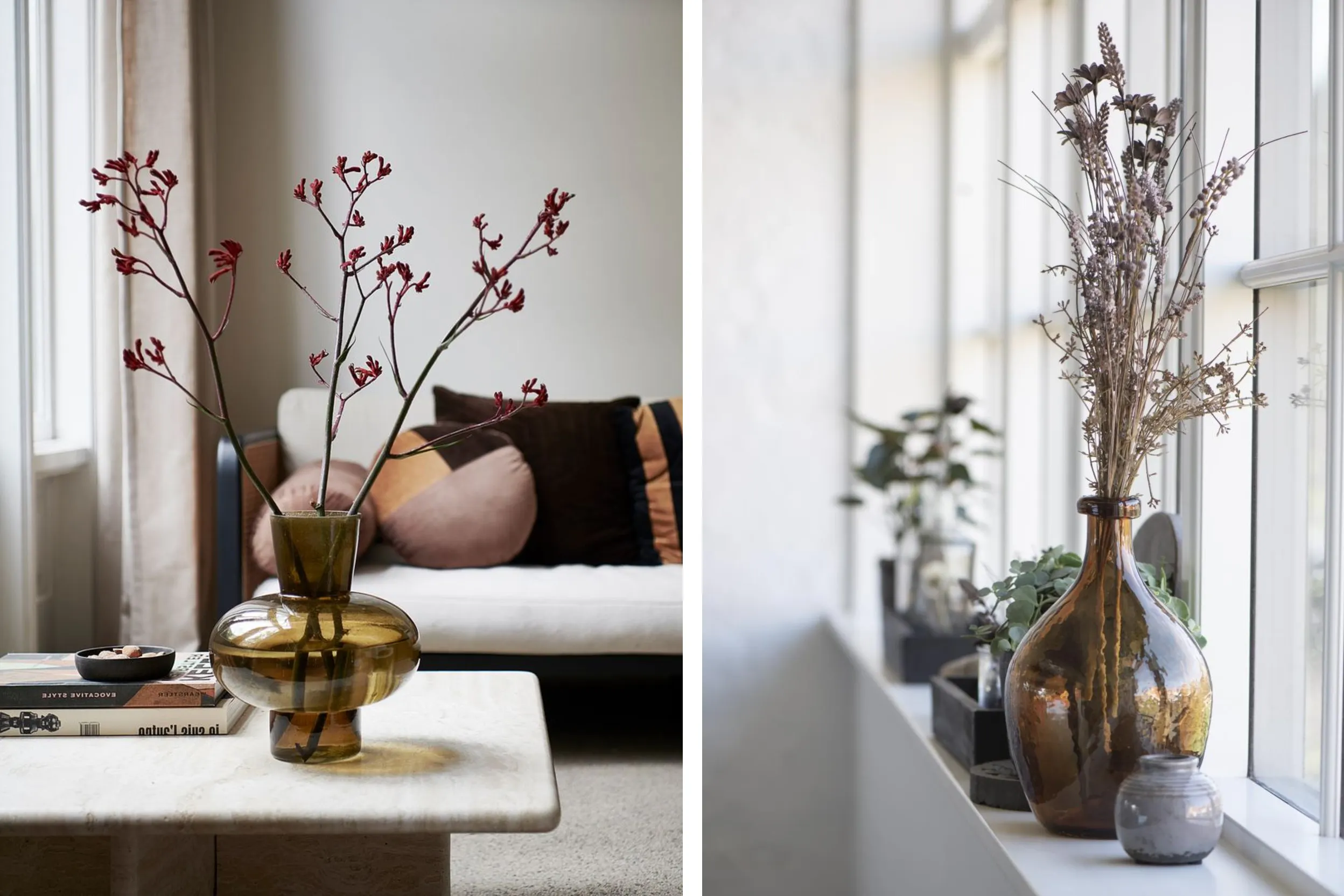Links Vase mit Zweigen auf dem Couchtisch, rechts Trockenblumen am Fenster