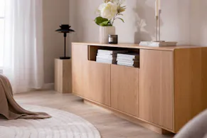Sideboard aus hellem Holz mit dezenter Deko.