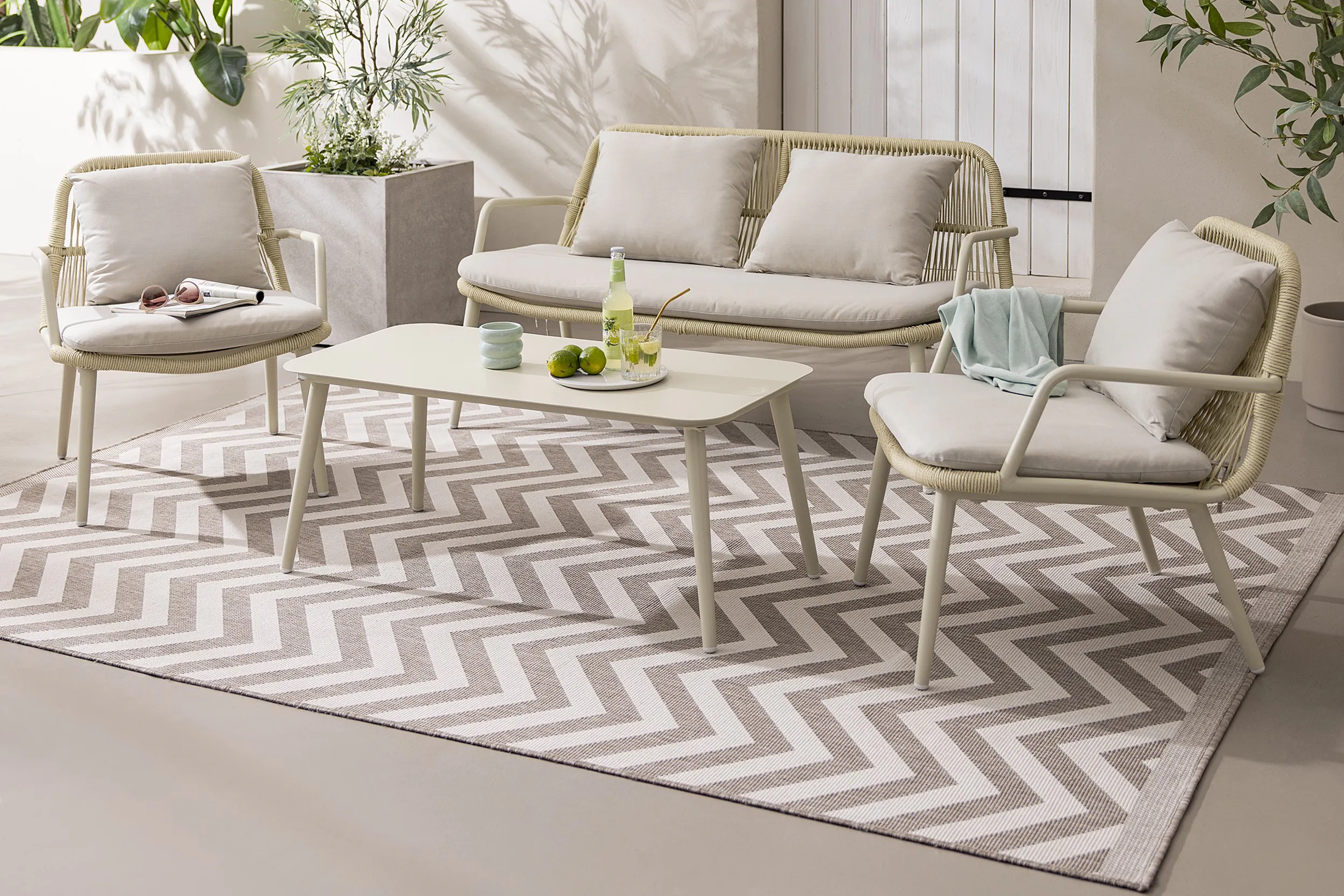 Outdoor-Teppich mit Zickzackmuster unter moderner Sitzgruppe.