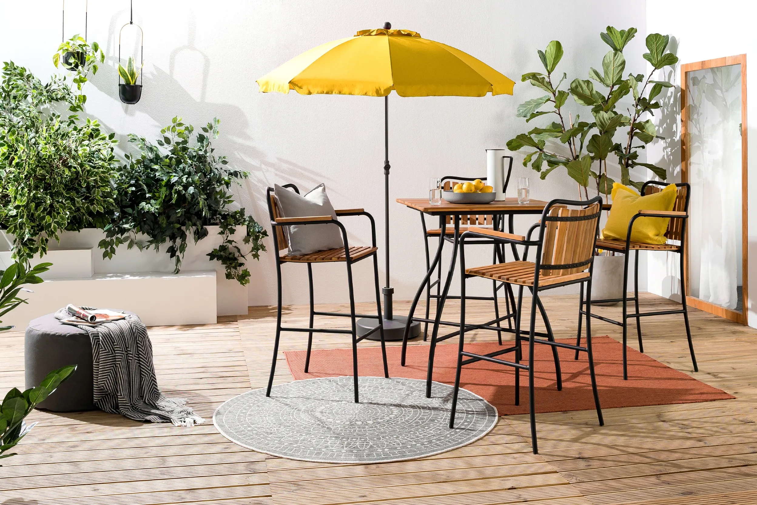 Gartenbar mit orangem rechteckigem und rundem grauem Outdoor-Teppich.