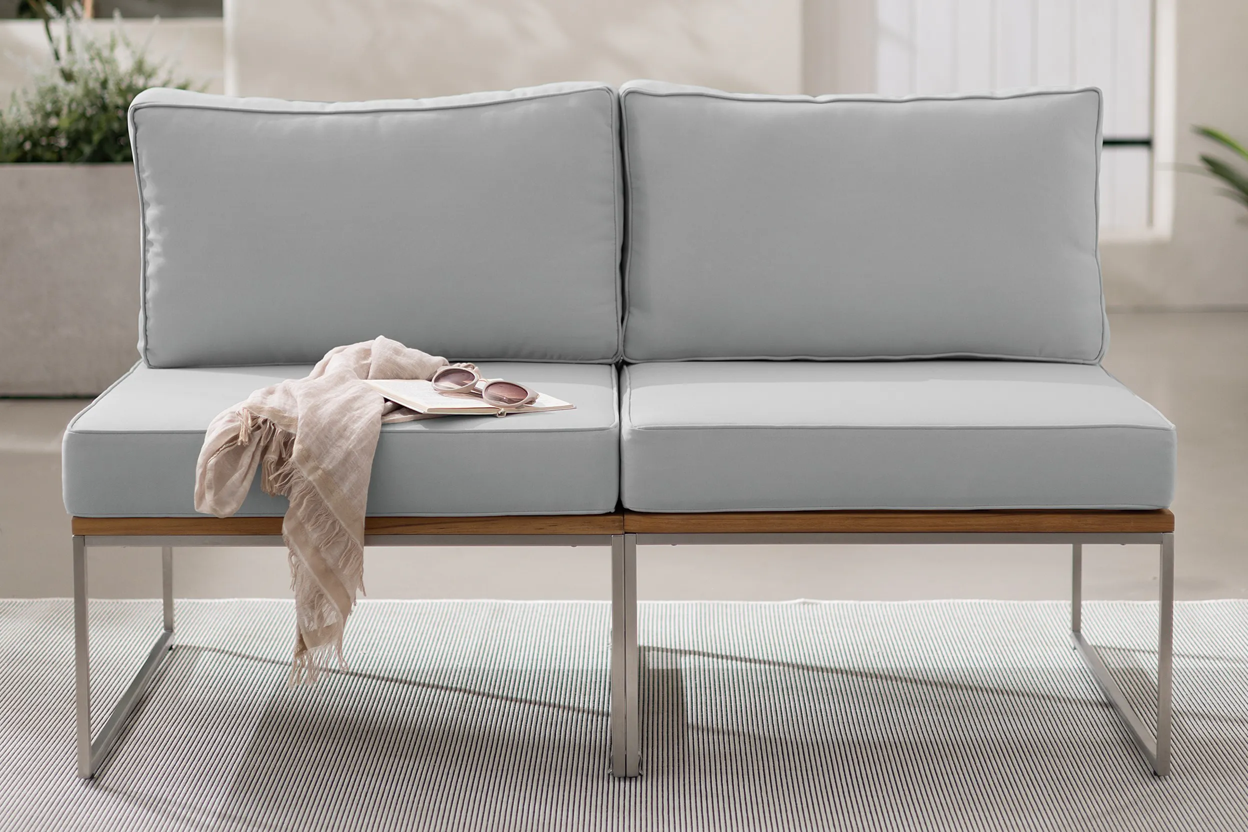 Gartensofa aus Teakholz mit grauen Polstern