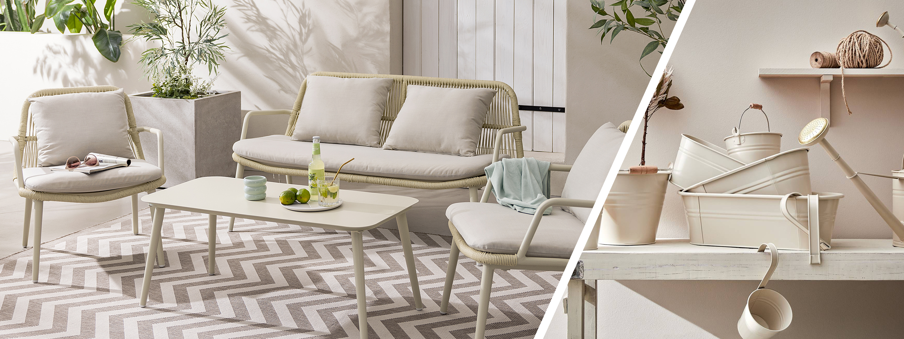 Beiges Outoorsofa im Rope Design mit passenden Sesseln und einem niedrigen Tisch, gemütlich hergerichtet mit cremefarbenen Polsterkissen und einem beige gezackten Teppich; daneben Pflanztöpfe und Gießkanne ebenfalls in Beige.