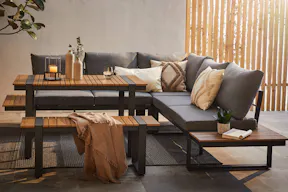 Ensemble de jardin avec effets lamelles et de nombreux coussins.