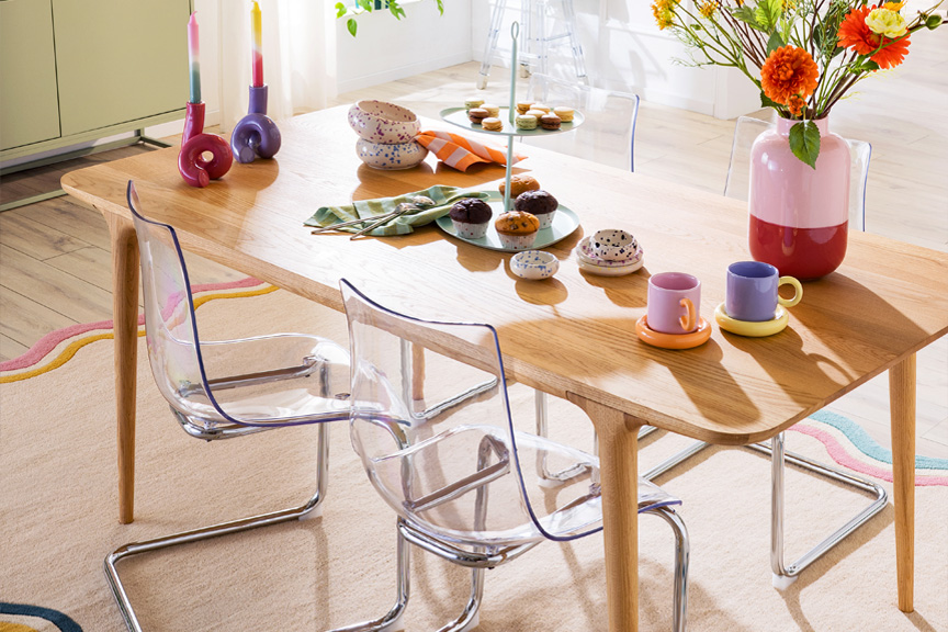 Frühlingsbunt gedeckter Ostertisch in einem skandinavisch eingerichteten Esszimmer.