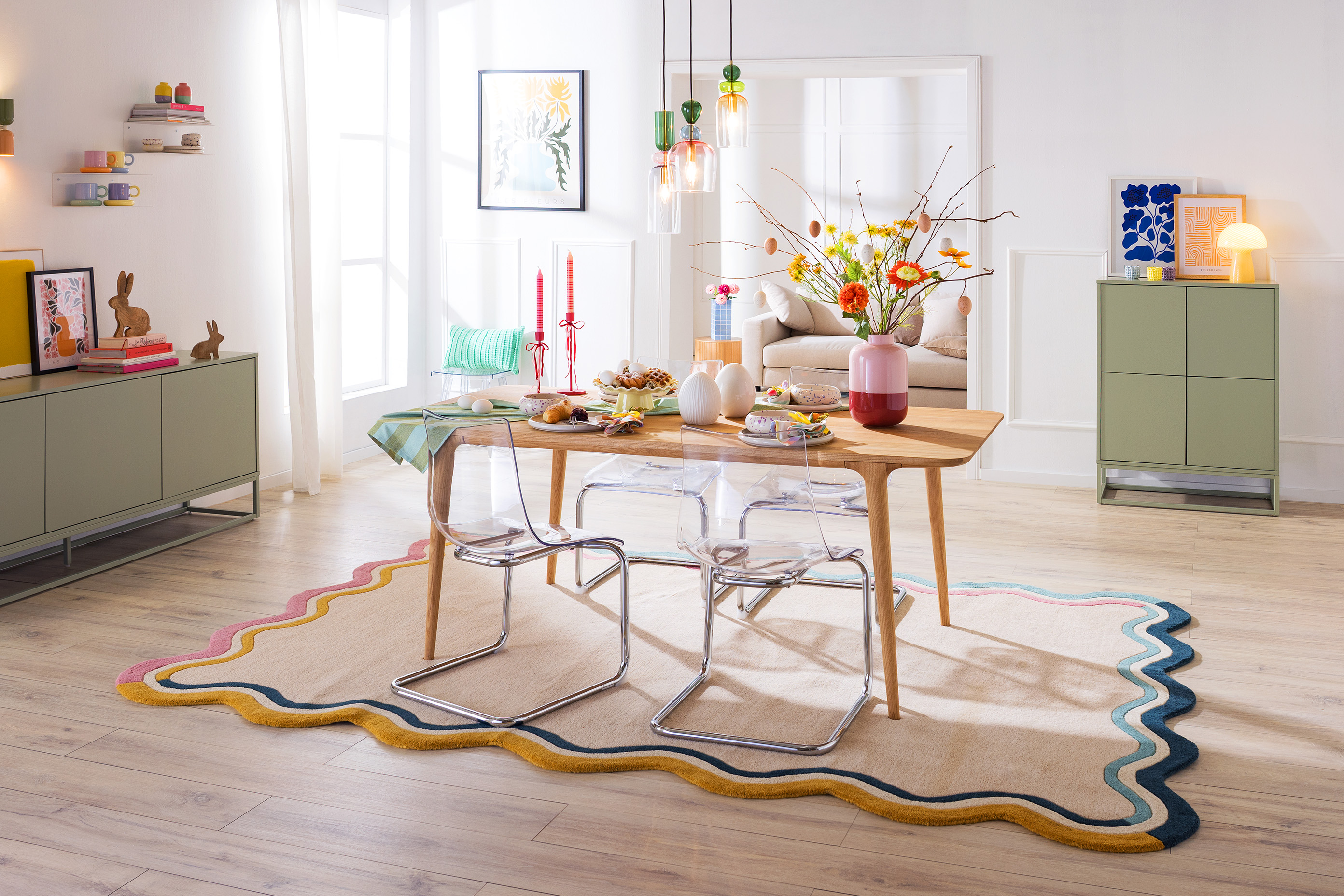 Table mise pour Pâques avec un focus sur la couleur, dans une salle à manger à l'esprit scandinave.