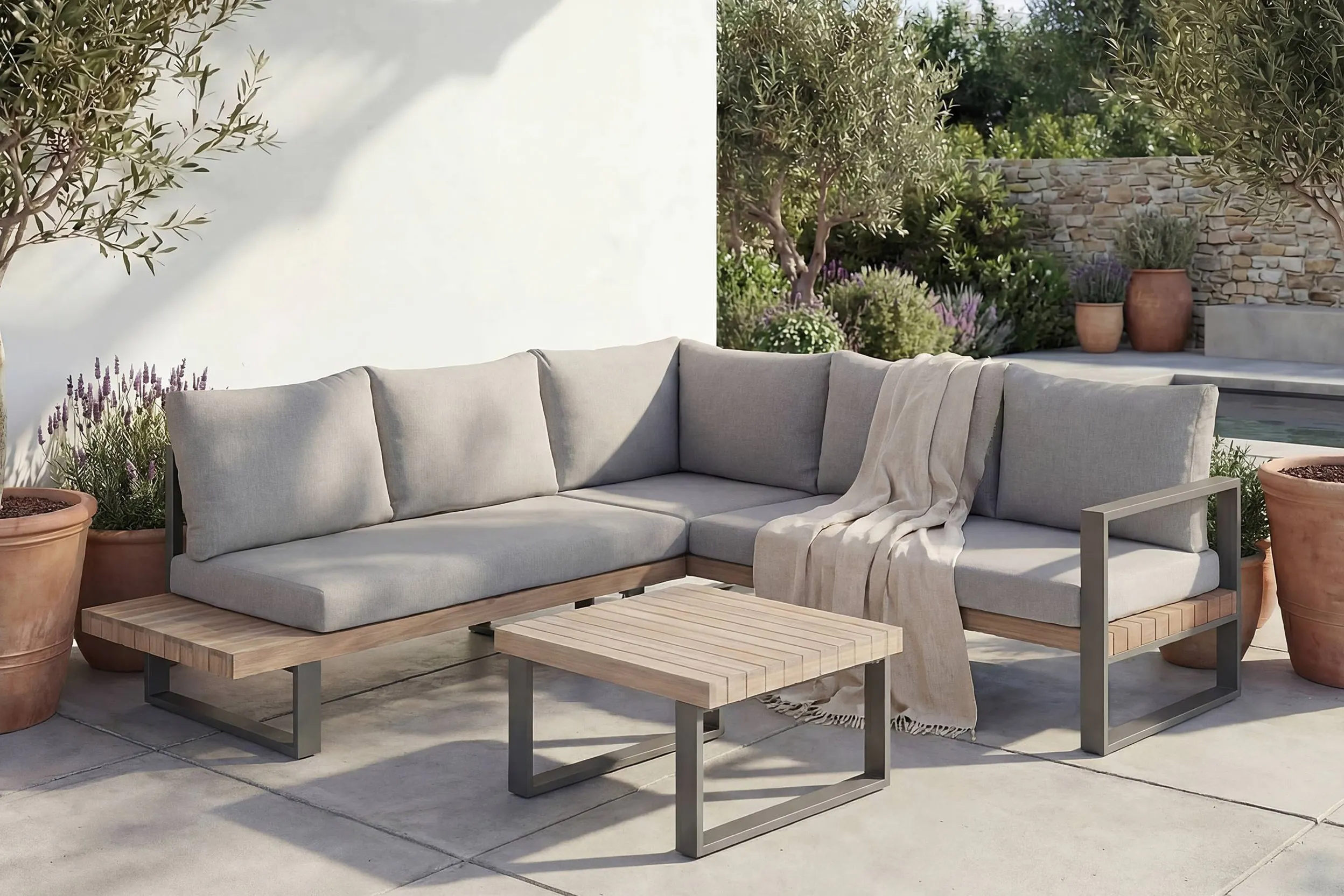 Garten-Loungeecke mit hellgrauen Kissen aus Akazienholz