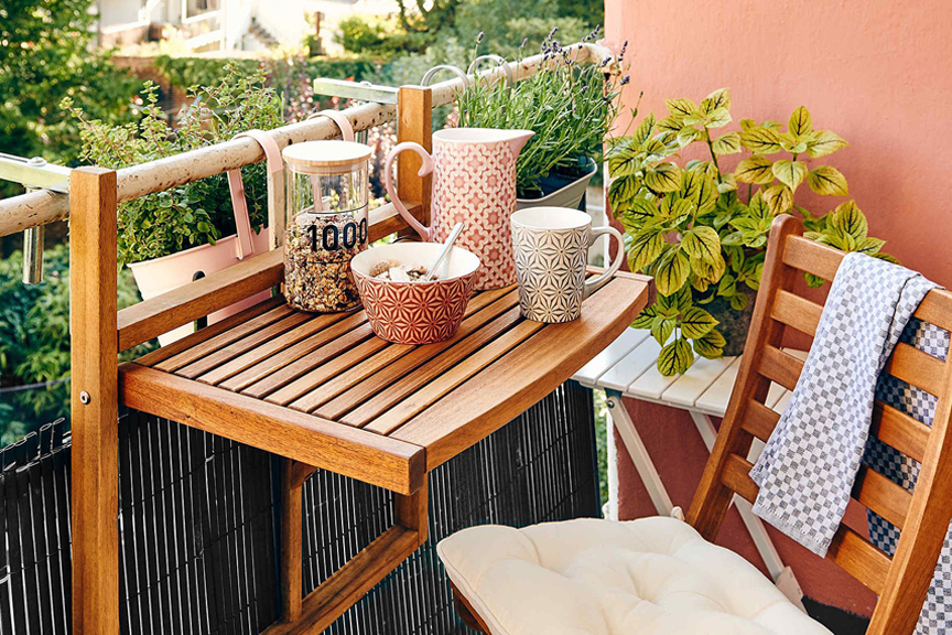 Einrichtungsideen für einen kleinen Balkon mit Klapptisch und Klappstuhl.