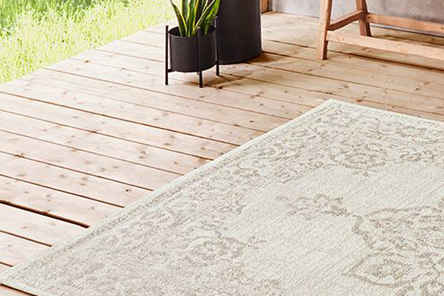 Beiger Outdoorteppich.