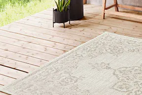 Beiger Outdoorteppich.