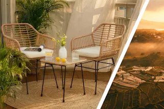 Balkon im beliebten Bali-Look mit einem Möbelset aus Rattan, einem Juteteppich, einem Boden aus Holzfliesen und vielen typischen Accessoires wie geflochtenen Körben, Laternen und erfrischenden Getränken in hübschen Gläsern.