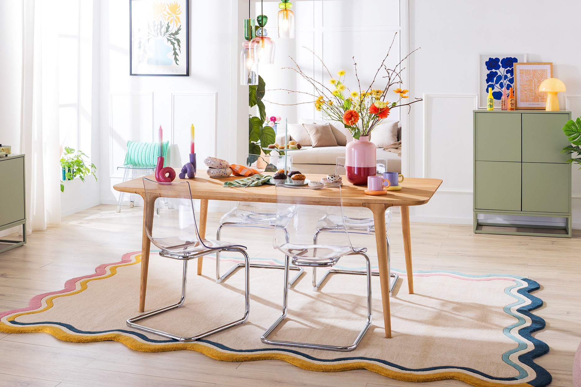 Frühlingsbunt gedeckter Tisch in einem skandinavisch eingerichteten Esszimmer.