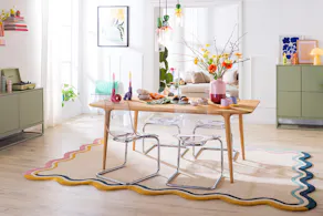 Table mise pour Pâques avec un focus sur la couleur, dans une salle à manger à l'esprit scandinave.