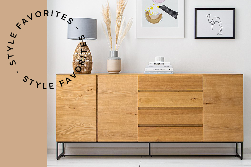 Sideboard aus hellem Eichenholz und schwarzen Metallbeinen in greigem Setting platziert und mit Tischlampe und Vase dekoriert; daneben ein Konsolentisch im selben Stil 