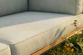 Hellgraues Gartenstuhlpolster mit hohem Sitzkomfort.