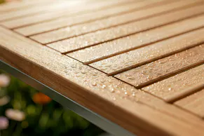 Gartentisch aus wetterbeständigem Teakholz.