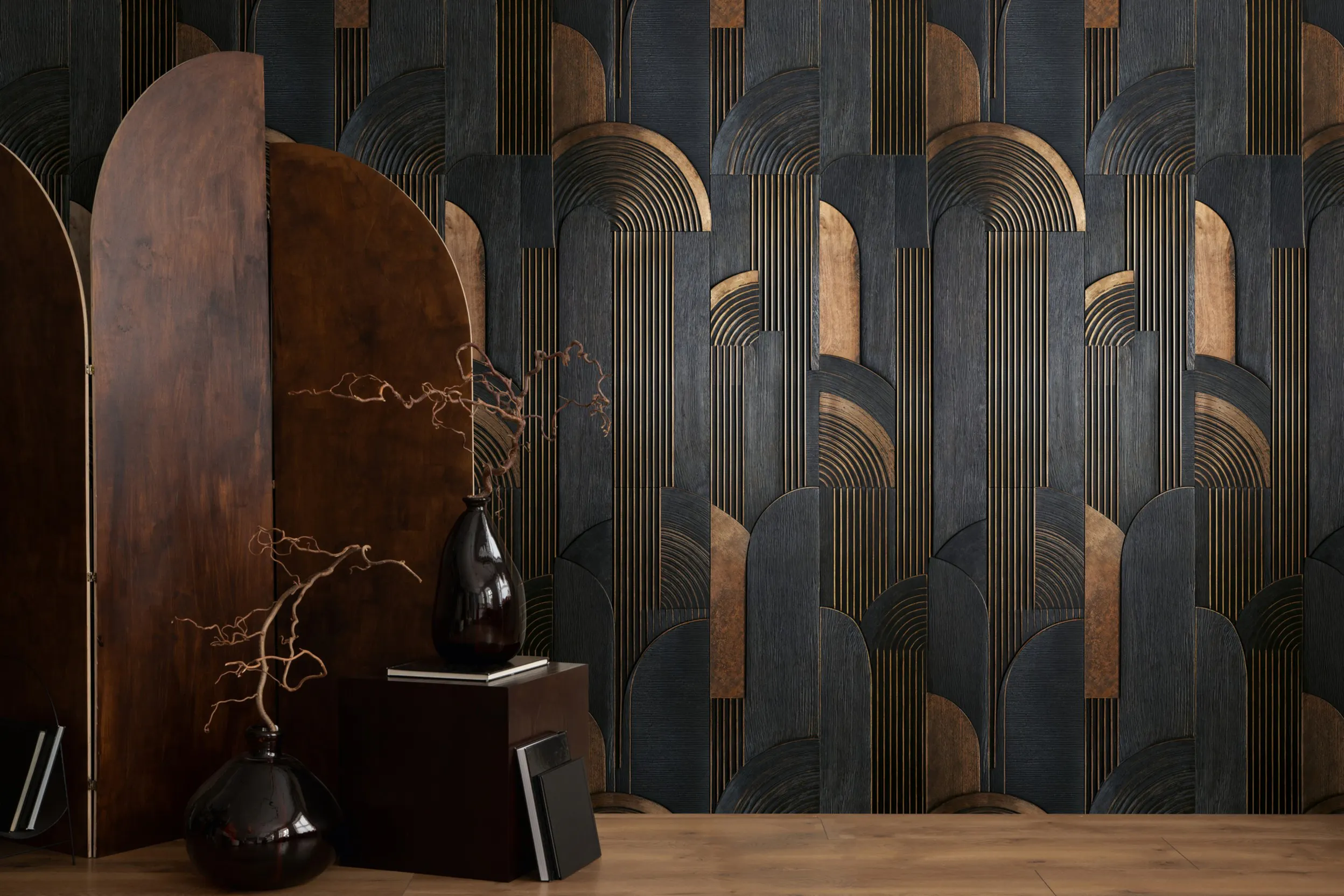 Dunkle Art-déco-Tapete mit Details in Holzoptik