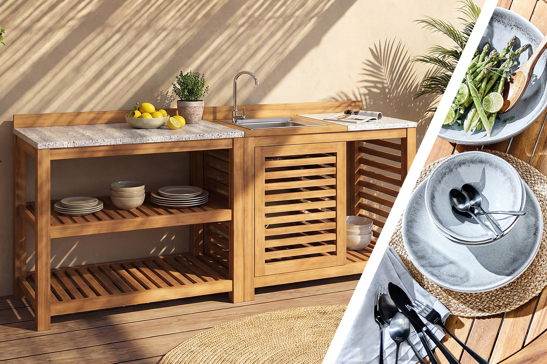 Outdoorküche aus warmem Holz mit heller Arbeitsplatte, offenen Regalen und integriertem Spülbecken auf einer sonnigen Terrasse mit Pflanzen. Blaues Geschirr mit Spargel und Brot.