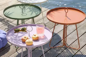 Tables d'appoint rondes disponibles en beige, terracotta, vert sauge et lilas.