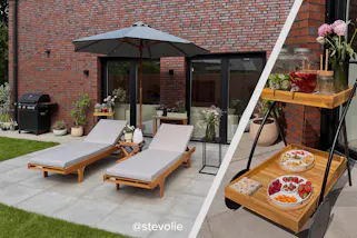 Schöne Terrasse mit hellbeigen Sonnenliegen, einem dunkelgrauen Sonnenschirm und einem Hängesessel, dazu ein Servierwagen.