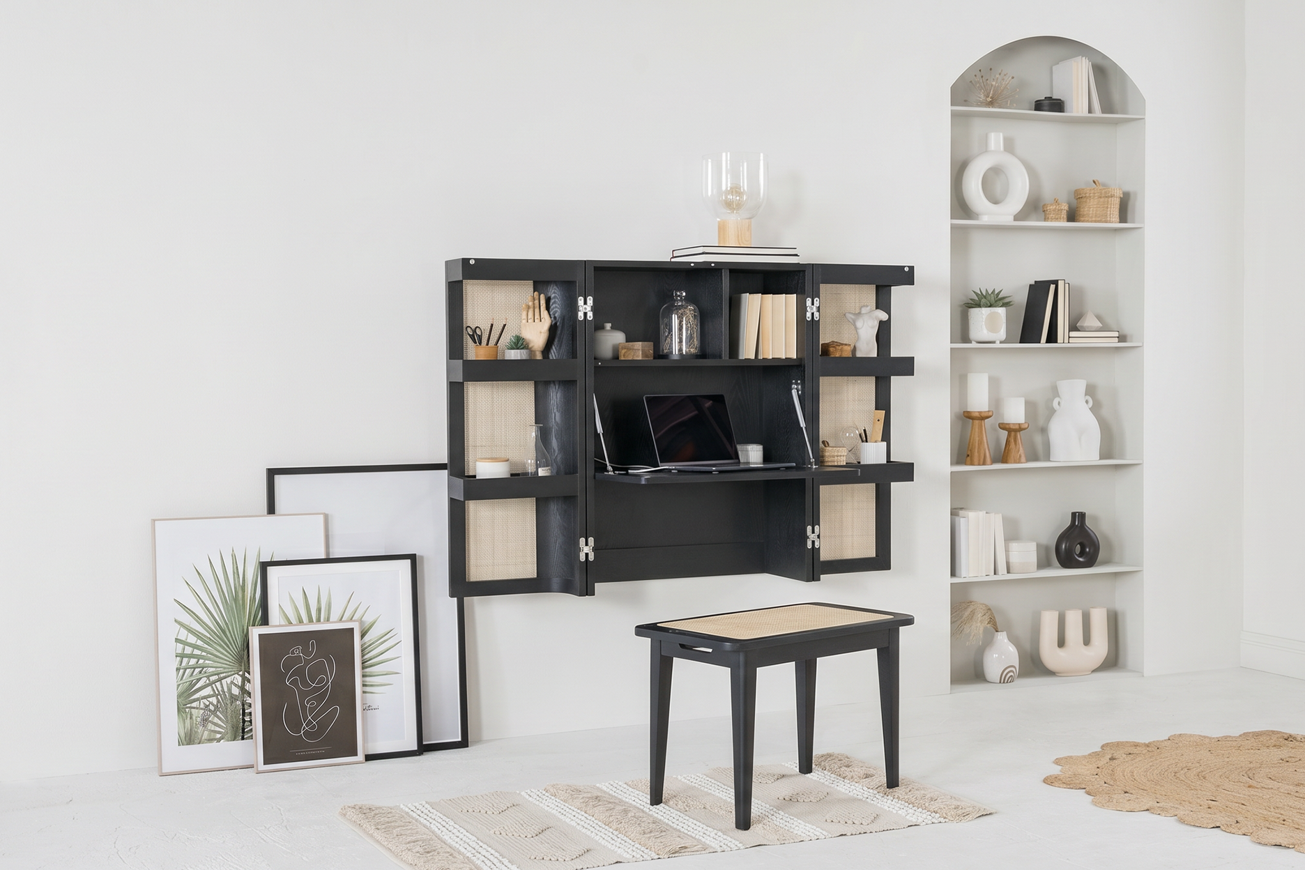 Klappsekretär mit passendem schwarzem Hocker, daneben ein Einbauregal mit lässiger Boho-Deko.