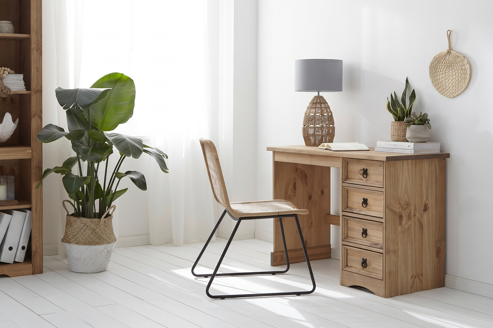 Natürliche Arbeitsumgebung mit Holzschreibtisch, Holzregal und Rattanstuhl.