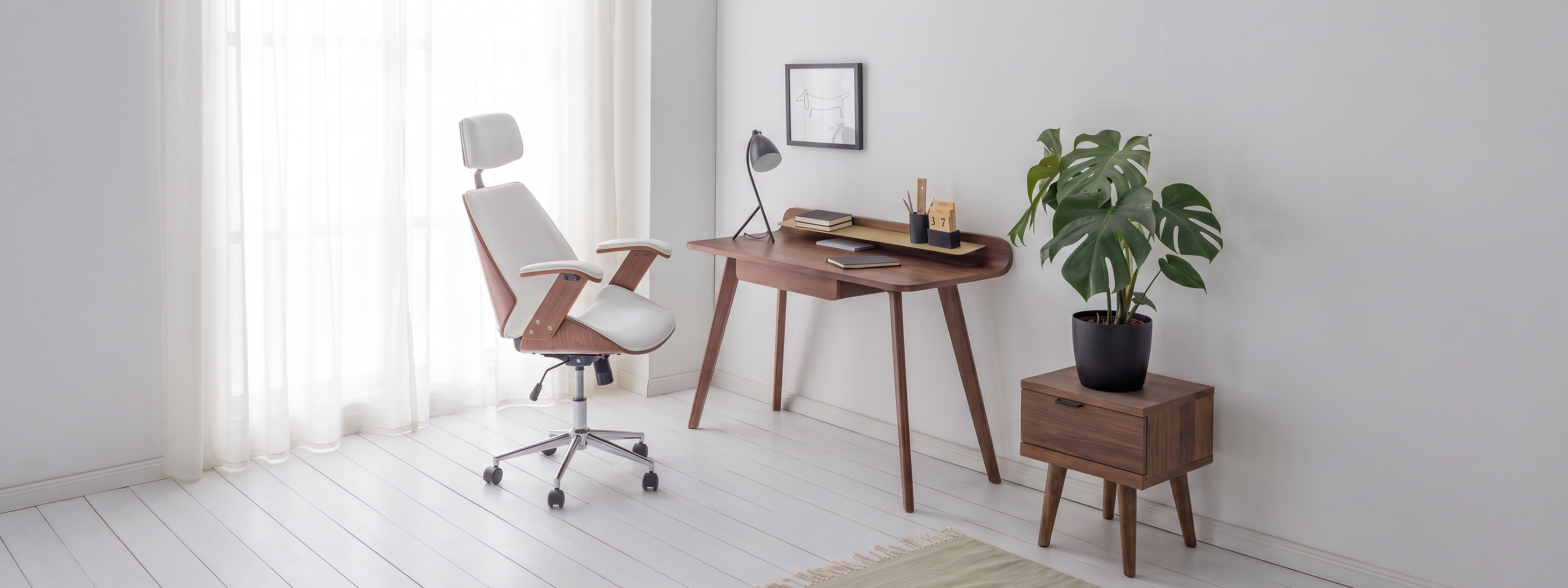 Büroraum mit dunklen Mid-Century-Möbeln wie einem Drehsessel und einem Schreibtisch aus Walnussfurnier.