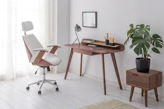 Büroraum mit dunklen Mid-Century-Möbeln wie einem Drehsessel und einem Schreibtisch aus Walnussfurnier.
