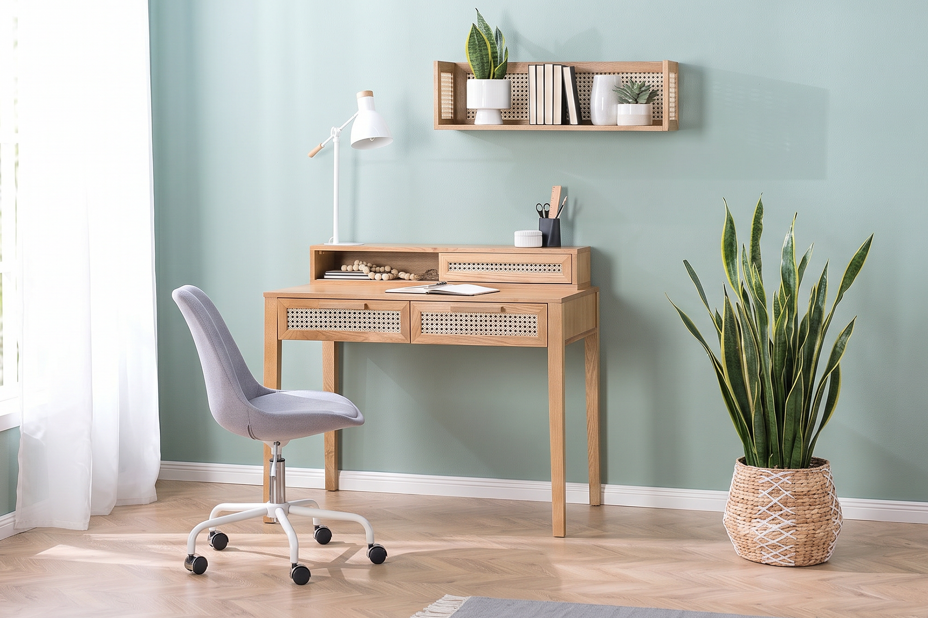 Boho-Büromöbel mit Details aus Wiener Geflecht in einem grün gestrichenen Arbeitszimmer.