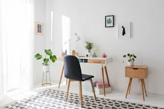 Farbenfrohes Homeoffice zum Studieren und Kreativwerden mit praktischen Skandi-Möbeln.