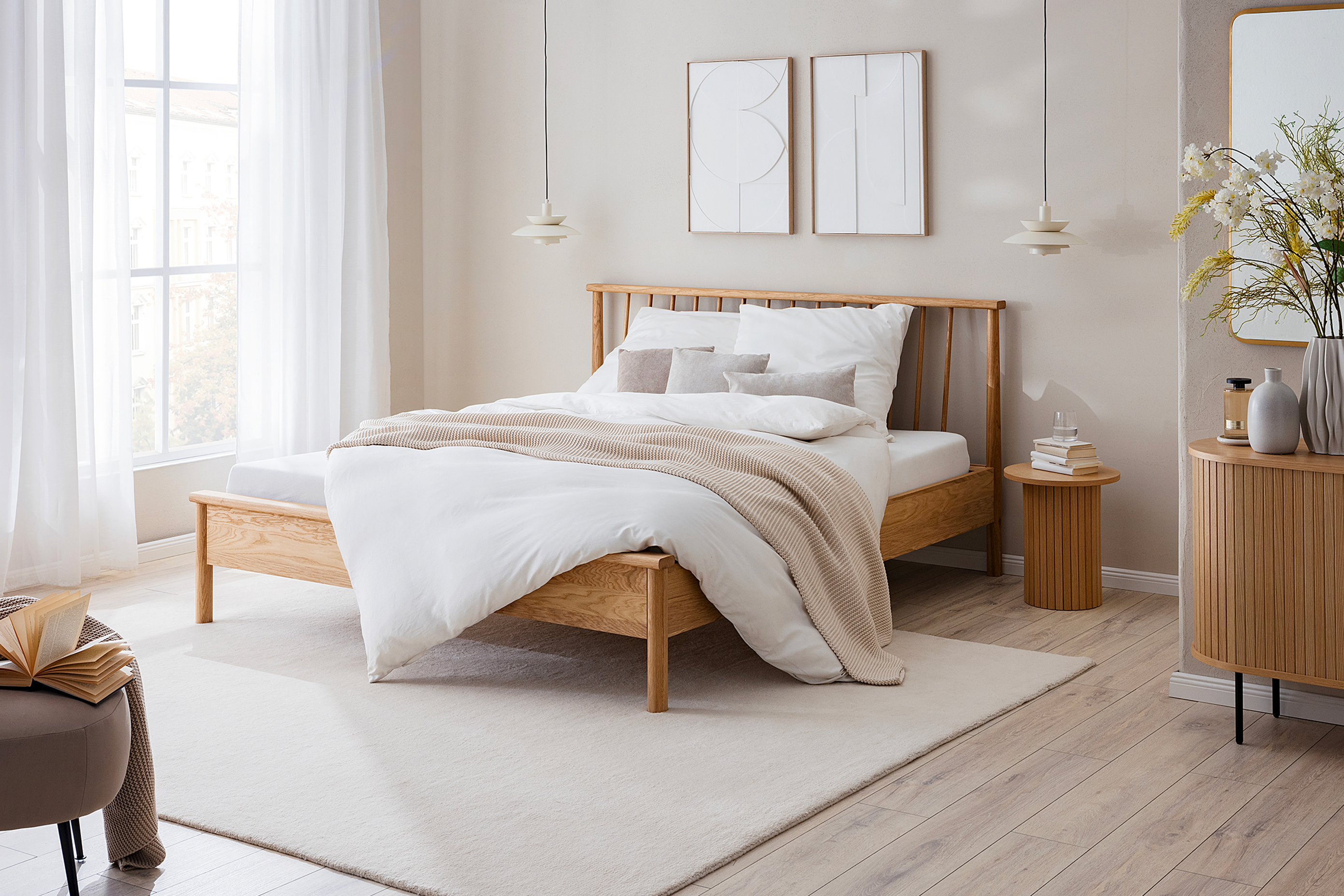 Schlafzimmer im Naturstil mit einem Massivholzbett und wohnlichen Textilien.