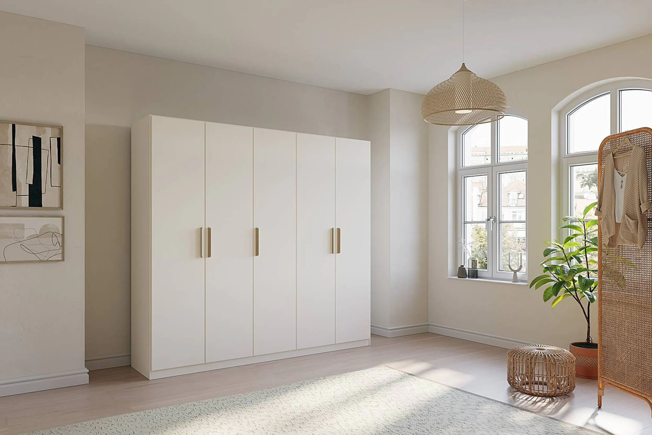 Weisser 5-türiger Kleiderschrank mit Holzgriffen in einem hellen Raum