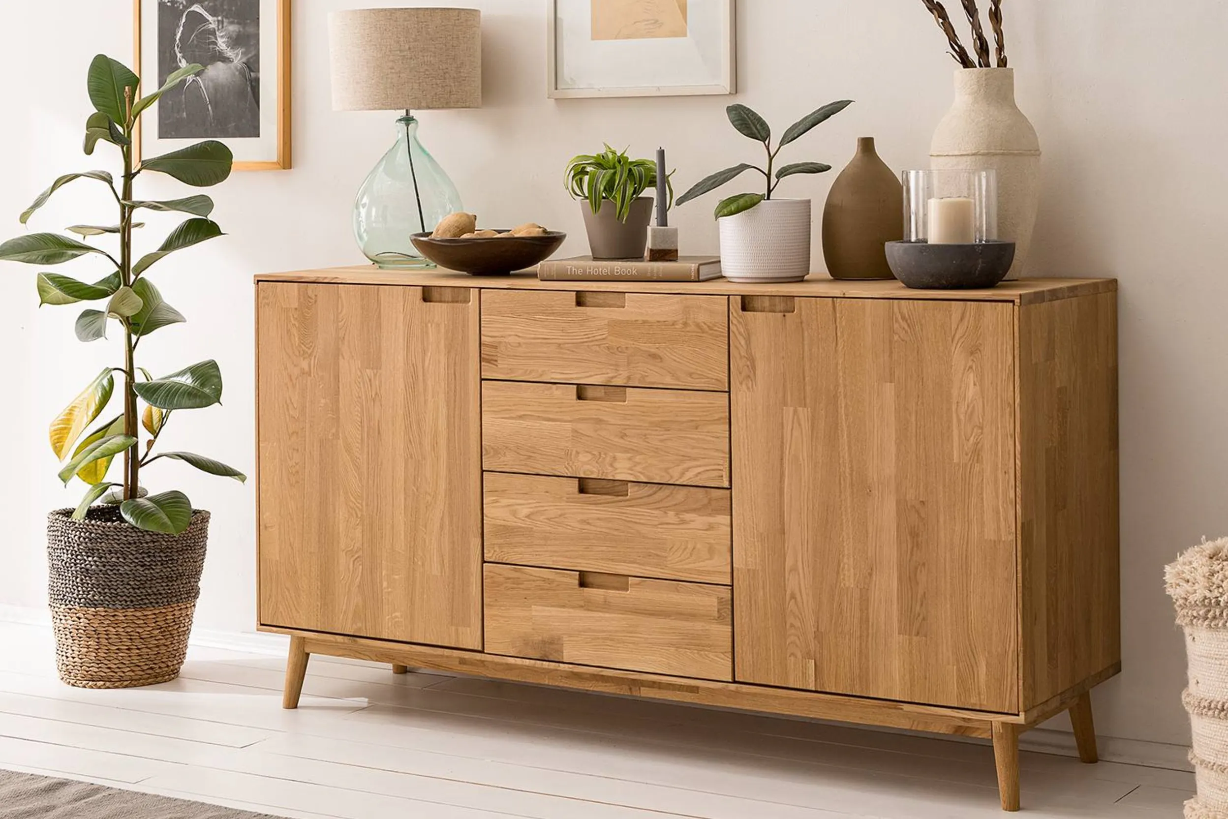 Sideboard aus Massivholz mit vielen Schubladen und konischen Beinen