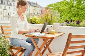 Arbeitsplatz auf dem Balkon.