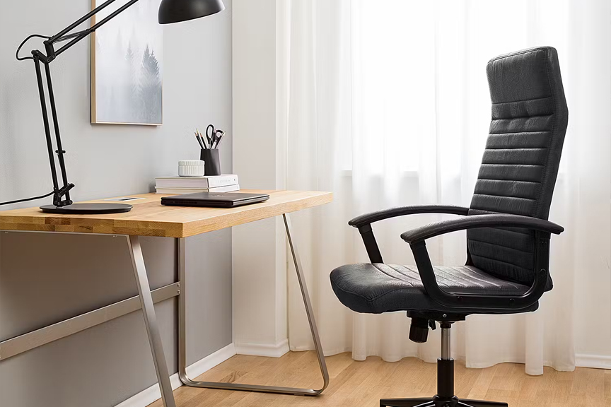 Schreibtisch mit ergonomischem Bürostuhl.