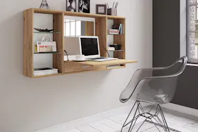 Kompakter Klappsekretär an der Wand.