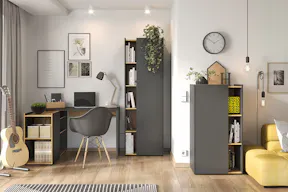Wohnzimmer mit Arbeitsbereich.