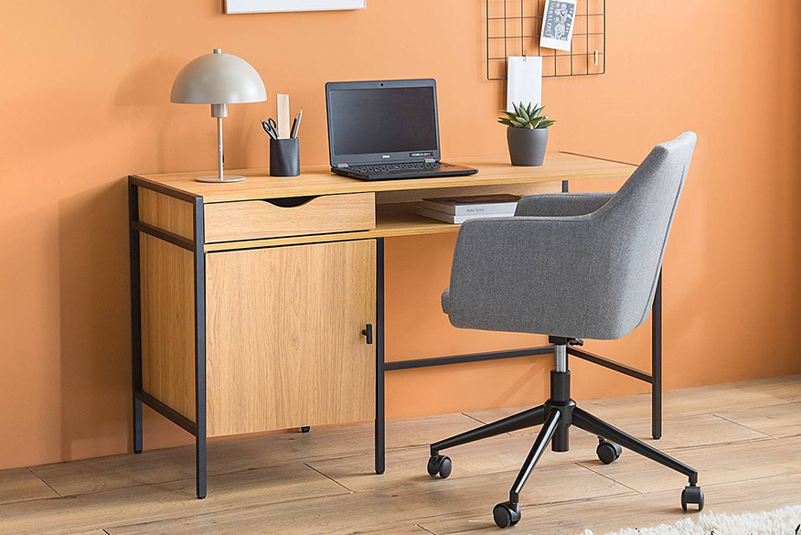 Schreibtisch aus hellem Holz mit schwarzem Metallgestell, Schublade und Stauraumfach. Detailansicht der Schublade mit Platz für Bürozubehör.