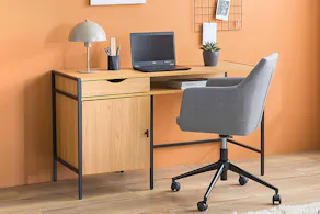 Bureau en bois clair avec structure en métal noir, tiroirs et rangements. Détails des tiroirs avec place pour les accessoires de bureau.