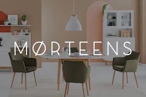 Esszimmer mit Möbeln der Mørteens-Serie Lindholm im Skandi-Stil mit weißen Fronten und hellem Holz. Dazu Esszimmerstühle der Serie Nicholas mit grünem Webstoff.