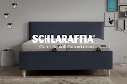Blaues Bett mit Matratze der Marke Schlaraffia