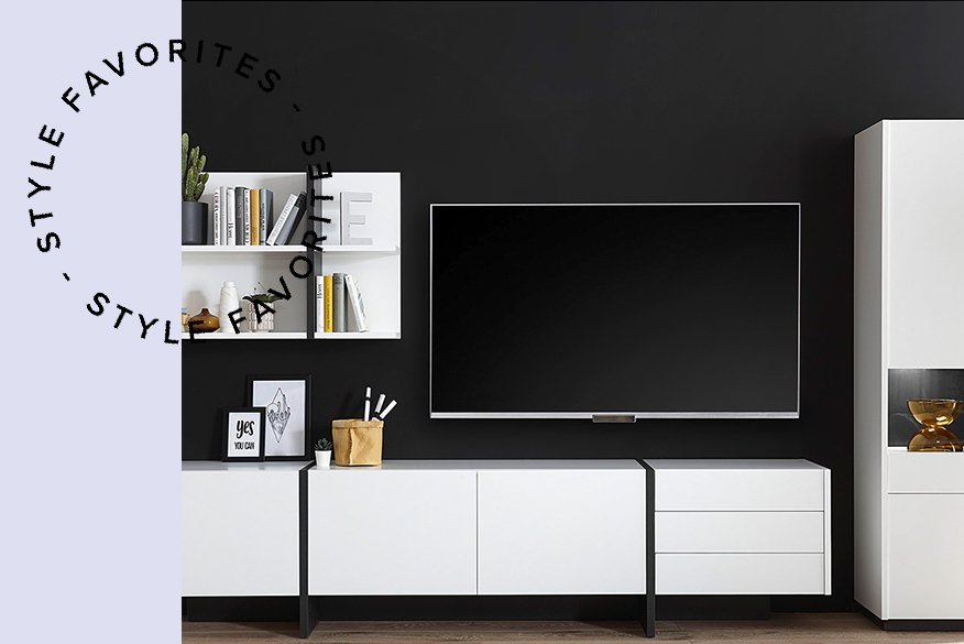 Collage aus zwei Wohnzimmer-Settings: moderne TV-Möbel, Wandboard und Highboard in Weiß vor schwarzer Rückwand sowie ein TV-Lowboard in schwarzer Marmoroptik mit Wandbehang und Teppich in Beige und Schwarz