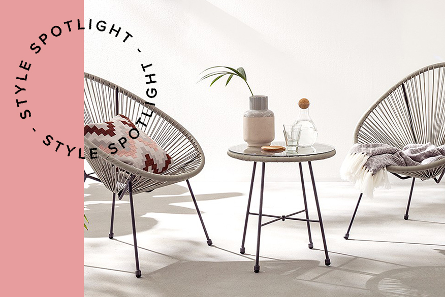 Twee stoelen en een tafeltje van beige kunststof touwen in de Acapulco-look van de jaren 50