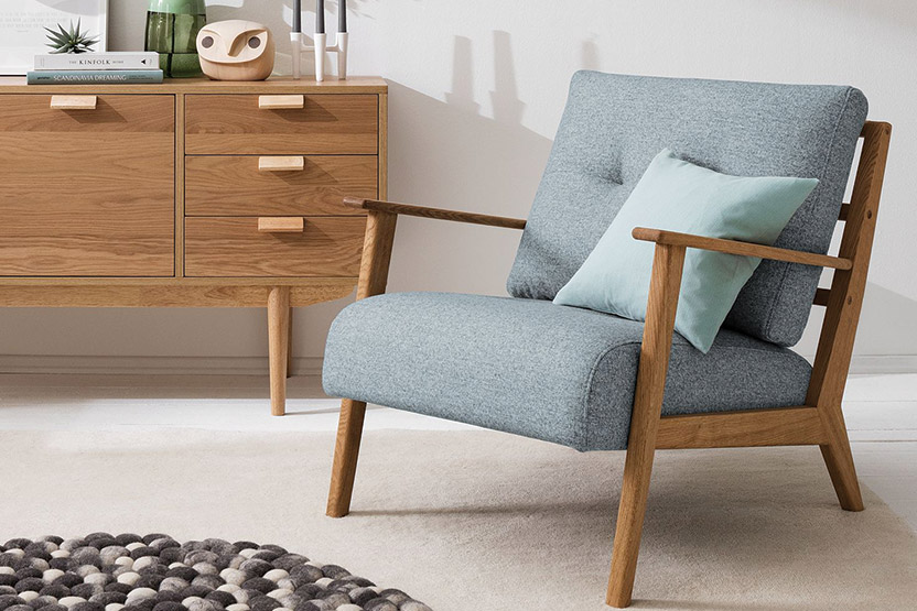 Sessel mit blauem Polster und Sideboard im dänischen Mid-Century-Design