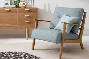 Fauteuil capitonné bleu et buffet au design scandinave d'inspiration rétro