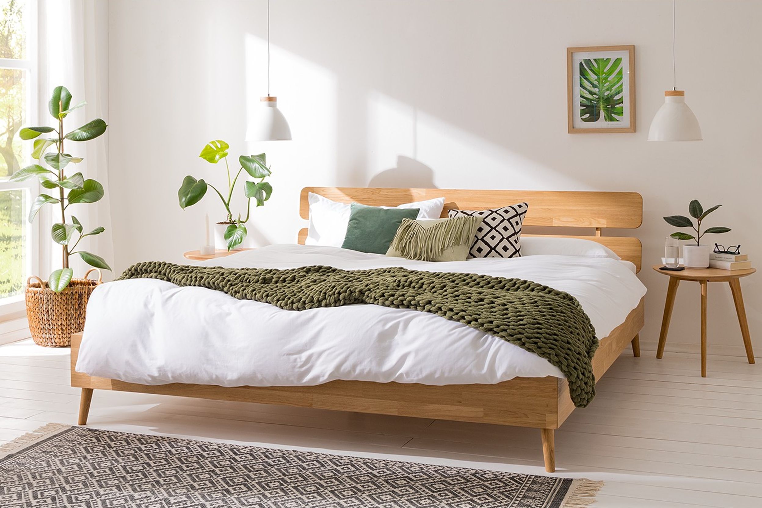 Aufgeräumtes Schlafzimmer mit großem Holzbettgestell