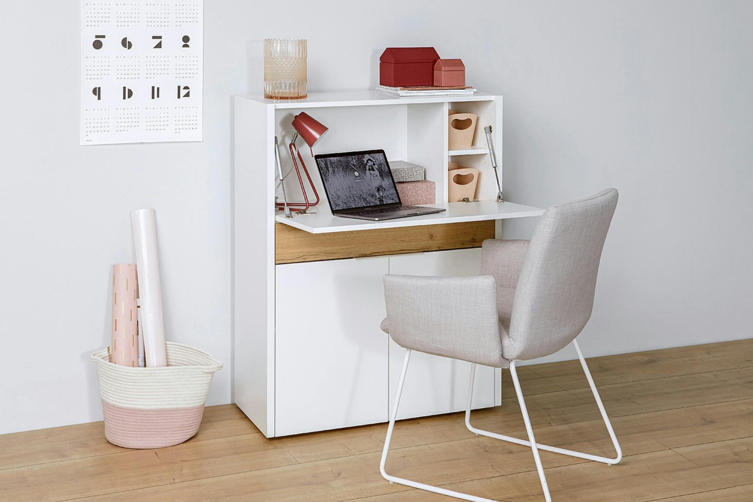 Cleverer Multifunktions-Schrank mit Laptop und bequemem Stuhl